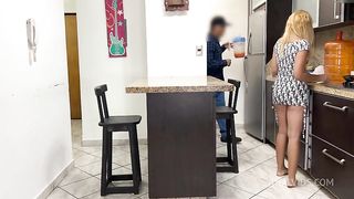 Mi Esposo cornudo no sabe que su Amigo me folla cuando el esta descuidado cocinando ntr