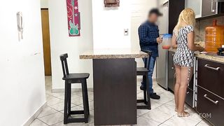 Mi Esposo cornudo no sabe que su Amigo me folla cuando el esta descuidado cocinando ntr