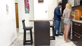 Mi Esposo cornudo no sabe que su Amigo me folla cuando el esta descuidado cocinando ntr