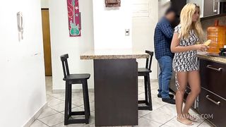 Mi Esposo cornudo no sabe que su Amigo me folla cuando el esta descuidado cocinando ntr