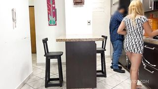 Mi Esposo cornudo no sabe que su Amigo me folla cuando el esta descuidado cocinando ntr