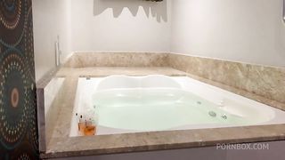 Na banheira e mais gostoso quando entra no pelo