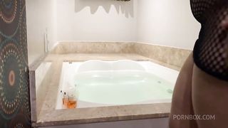 Na banheira e mais gostoso quando entra no pelo