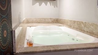 Na banheira e mais gostoso quando entra no pelo