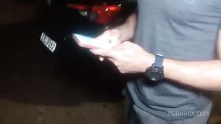 Cliente chamou Uber , e veio uma motorista loira gata que se surpreendeu com os 25 cm do passageiro que deu leite na boca e no cuzao.