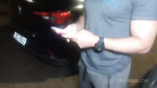 Cliente chamou Uber , e veio uma motorista loira gata que se surpreendeu com os 25 cm do passageiro que deu leite na boca e no cuzao.