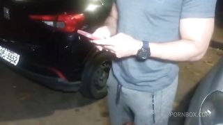 Cliente chamou Uber , e veio uma motorista loira gata que se surpreendeu com os 25 cm do passageiro que deu leite na boca e no cuzao.