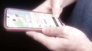 Cliente chamou Uber , e veio uma motorista loira gata que se surpreendeu com os 25 cm do passageiro que deu leite na boca e no cuzao.