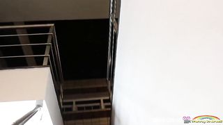 Dois dotados fodendo o cu da travesti