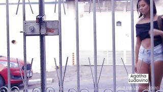 A amiga da minha filha anda me olhando muito