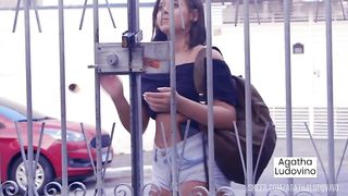 A amiga da minha filha anda me olhando muito