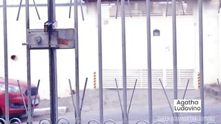 A amiga da minha filha anda me olhando muito