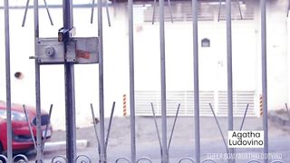 A amiga da minha filha anda me olhando muito