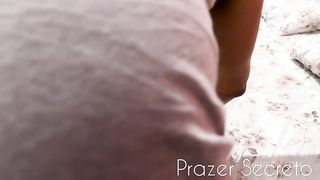 Casal fode com uma linda travesti