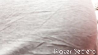 Casal fode com uma linda travesti