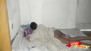 Uma enteada fofa sendo visitada pelo padrasto no meio da noite