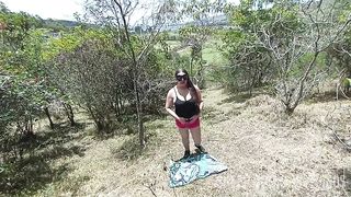 Esposa Puta Infiel Exhibicionista Con El Vecino En EL Bosque Le Ensena Su Concha Y El Culo