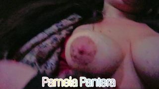 Chupando com vontade de beber leite quente