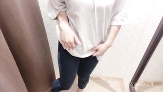 【バレたらどうしよう…】試着室でおなにーして思わず声が出てしまいそう、、