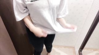 【バレたらどうしよう…】試着室でおなにーして思わず声が出てしまいそう、、