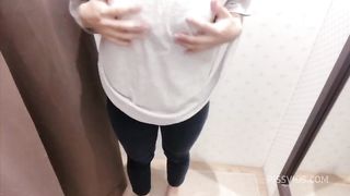 【バレたらどうしよう…】試着室でおなにーして思わず声が出てしまいそう、、
