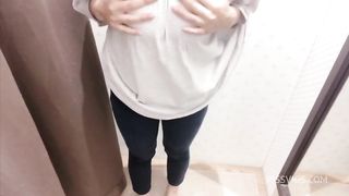 【バレたらどうしよう…】試着室でおなにーして思わず声が出てしまいそう、、