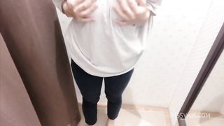 【バレたらどうしよう…】試着室でおなにーして思わず声が出てしまいそう、、