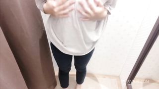 【バレたらどうしよう…】試着室でおなにーして思わず声が出てしまいそう、、