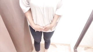 【バレたらどうしよう…】試着室でおなにーして思わず声が出てしまいそう、、
