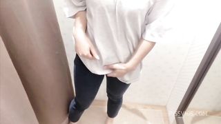 【バレたらどうしよう…】試着室でおなにーして思わず声が出てしまいそう、、
