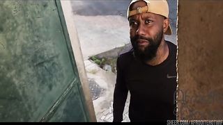 Sabia que o eletricista estava chegando, esperei ele nua de proposito so pra provocar o corno