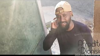 Sabia que o eletricista estava chegando, esperei ele nua de proposito so pra provocar o corno