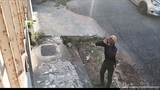 Sabia que o eletricista estava chegando, esperei ele nua de proposito so pra provocar o corno