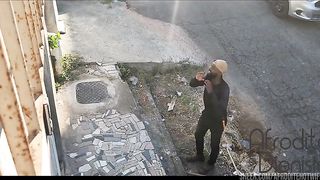 Sabia que o eletricista estava chegando, esperei ele nua de proposito so pra provocar o corno