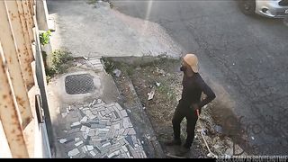 Sabia que o eletricista estava chegando, esperei ele nua de proposito so pra provocar o corno