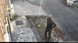 Sabia que o eletricista estava chegando, esperei ele nua de proposito so pra provocar o corno