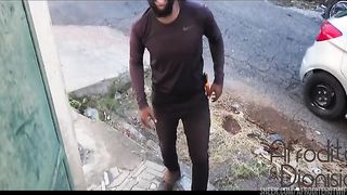 Sabia que o eletricista estava chegando, esperei ele nua de proposito so pra provocar o corno