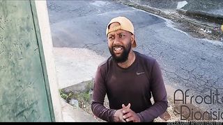 Sabia que o eletricista estava chegando, esperei ele nua de proposito so pra provocar o corno