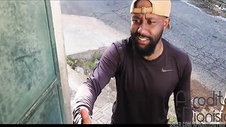 Sabia que o eletricista estava chegando, esperei ele nua de proposito so pra provocar o corno