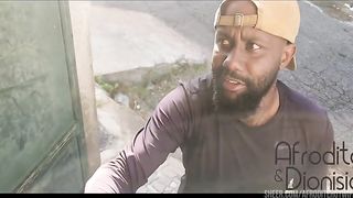 Sabia que o eletricista estava chegando, esperei ele nua de proposito so pra provocar o corno