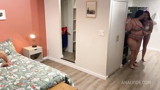 Two huge butts and a dwarf