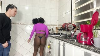 Comendo a novinha ninfeta na cozinha.