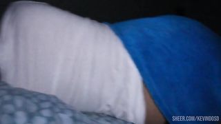 Madrastra e hijastro comparten una cama de hotel - follan en medio de la noche