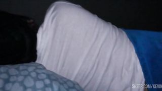 Madrastra e hijastro comparten una cama de hotel - follan en medio de la noche