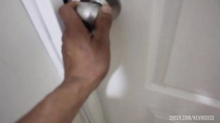 Hermanastra es despertada por hermanastro mayor con el pene en la boca