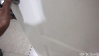 Hermanastra es despertada por hermanastro mayor con el pene en la boca