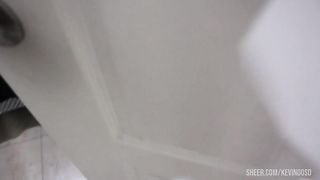 Hermanastra es despertada por hermanastro mayor con el pene en la boca