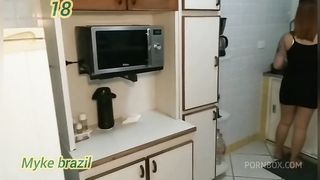 Covidei Nicole romanoff para faser um faxina na minha casa e faser almoco e ali mesmo na conzinha agente transou.bem gostoso