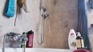 Hairy pussy thick Italian stepmom pisses and farts in the shower