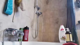 Hairy pussy thick Italian stepmom pisses and farts in the shower
